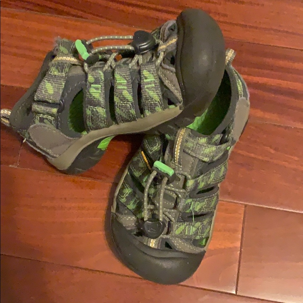 Boys keens shoes